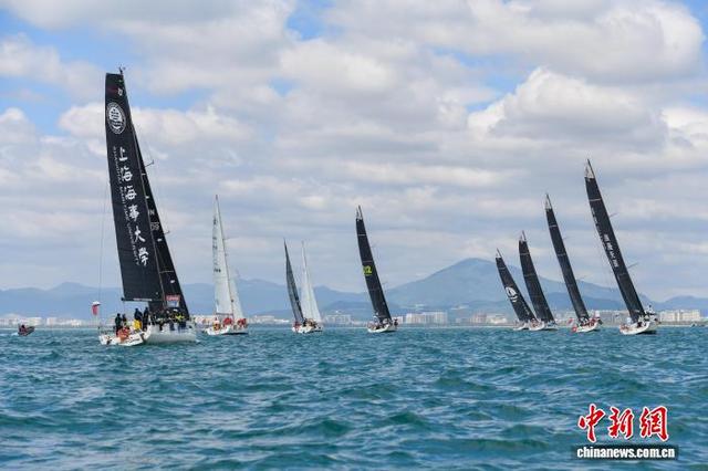11月23日，海南三亚，参赛船队在比赛中。中新社记者 骆云飞 摄