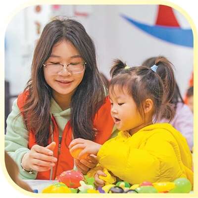 春假期间，贵州省从江县刚边壮族乡三百河社区公益托管班上，青年志愿者陪小朋友玩玩具。罗京来摄