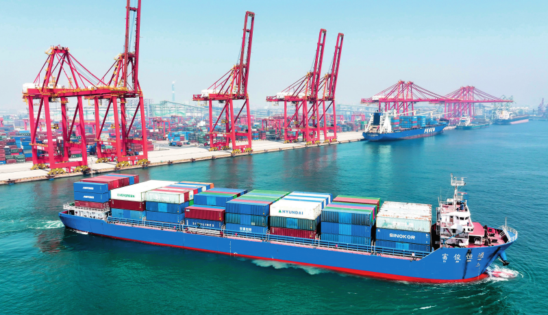 在山东港口日照港集装箱码头，满载集装箱的船舶驶离港口（2025 年 5 月 20 日摄） 郭绪雷摄 / 本刊