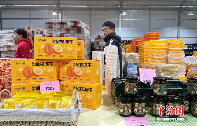 图为金桔冻干、冰糖金桔等金桔深加工产品。陈梅 摄