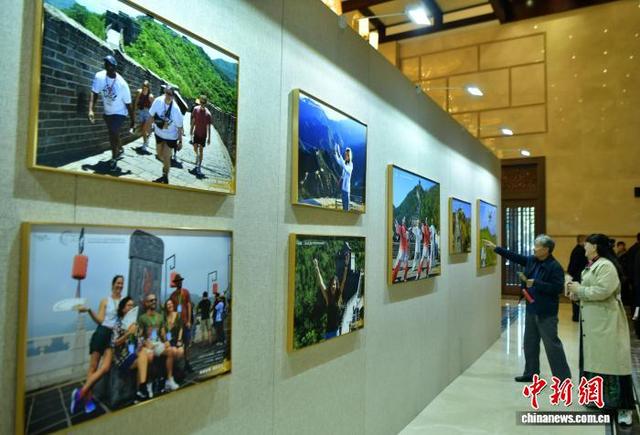11月15日，参观者观赏“长城之约”·2025世界文化遗产国际摄影大展。中新社记者 翟羽佳 摄