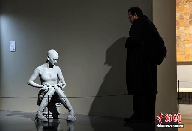 2月8日， 四川成都，一位外国参观者观看汉斯·欧普·德·贝克的雕塑作品《斯蒂芬妮》。中新社记者 王磊 摄