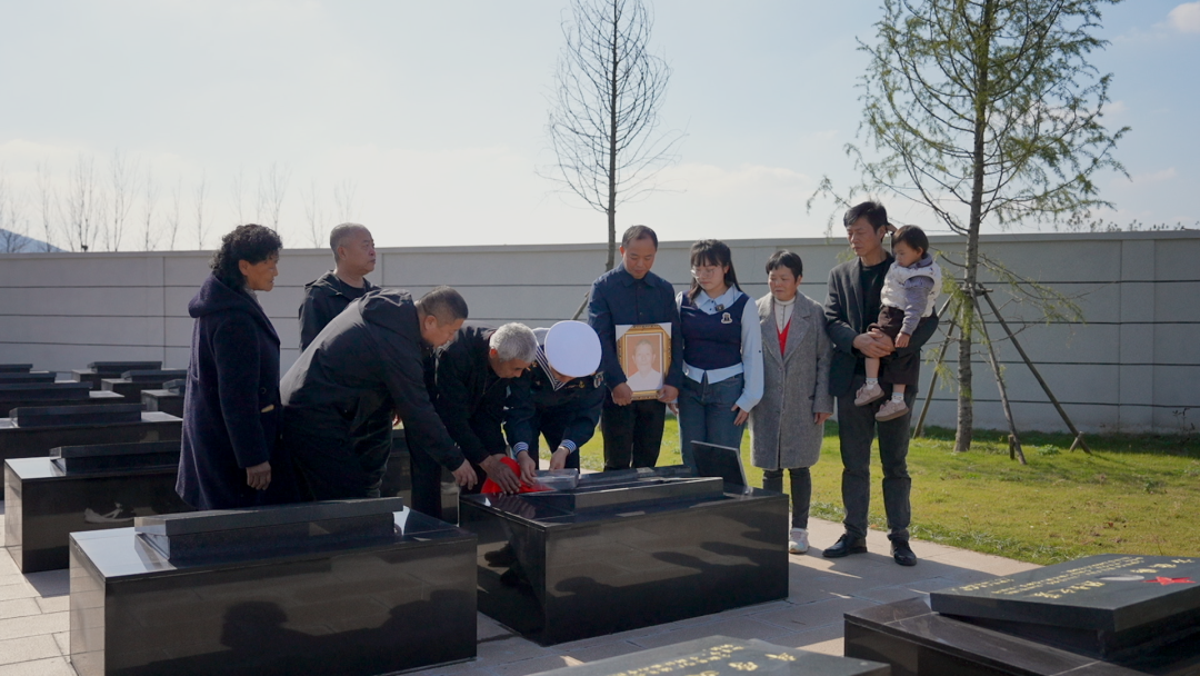 △李庭章家人带着李庭章的遗像和“刘排副”家人在“刘排副”墓前