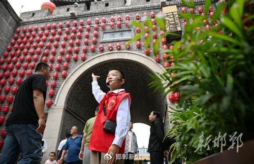 图为国庆假期，红领巾讲解员在邯郸道历史文化街区开展“红领巾爱家乡”实地讲解活动。