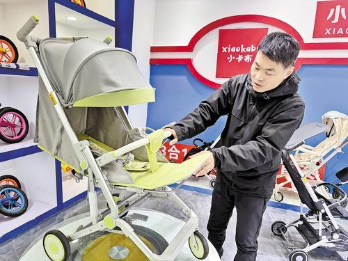 11月11日，邢台恒鹏车业有限公司产品展厅，总经理王占营介绍在广交会上表现亮眼的小卡布M9口袋车。 本报记者 王永晨摄