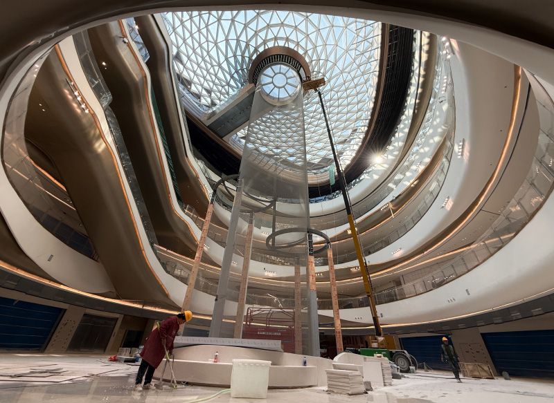 “湾里”项目预计年底正式开业。10月14日，湾里·王府井WellTown商场的挑空中庭。资料图片/新京报记者 王贵彬 摄