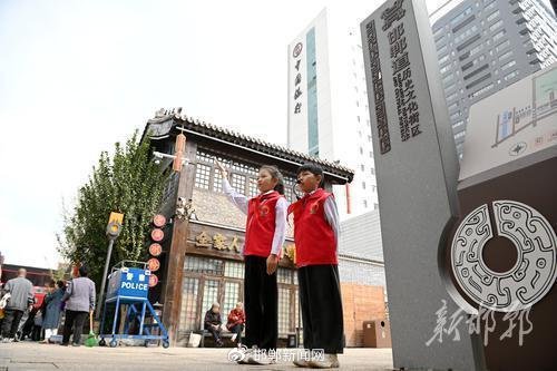 图为国庆假期，红领巾讲解员在邯郸道历史文化街区开展“红领巾爱家乡”实地讲解活动。