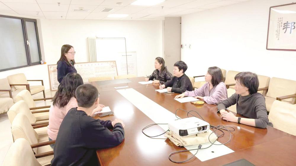 邯郸市博物馆工作人员正在研读讨论市民反映的问题。 王梦洁 摄