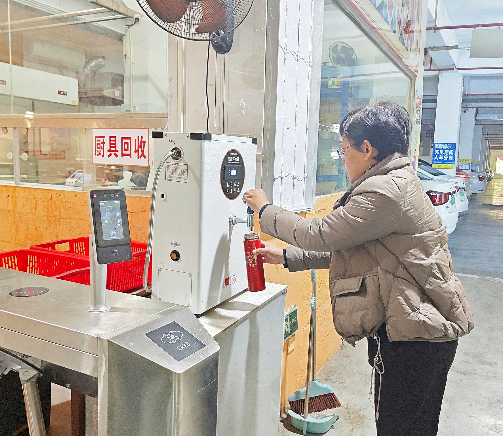     网约车司机在服务站内接水。    本报记者刘增璇 摄