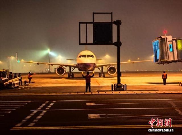 哈尔滨机场停机坪 仇建 摄