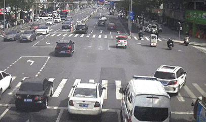 △喻壁峰驾驶警用摩托车为救护车护航