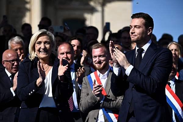 资料图：2025年4月6日，勒庞（左）和巴尔代拉在巴黎举行集会。视觉中国