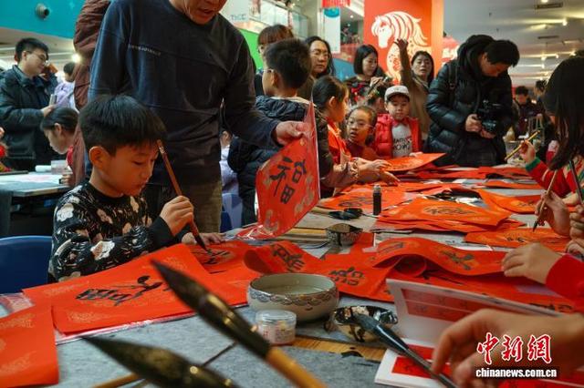 图为少年儿童书写福字对联。中新社记者 佟郁 摄