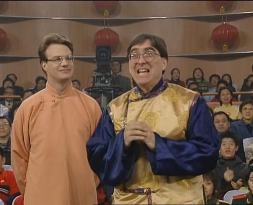 莫大伟(右)与大山、卡尔罗、露露在1999年中央电视台春节联欢晚会上表演相声《同喜同乐》。 受访者供图