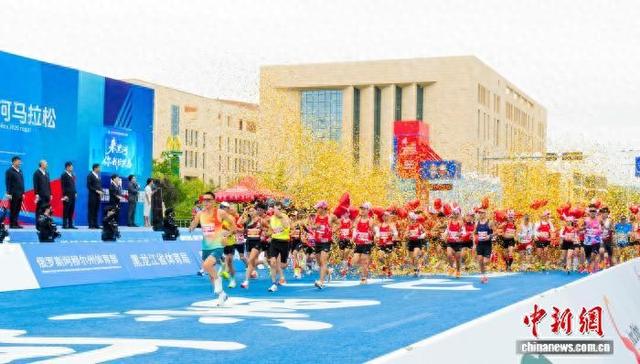 2026中俄跨境马拉松暨2026黑河马拉松于6月20日在黑龙江黑河开赛。 江宇阳 摄