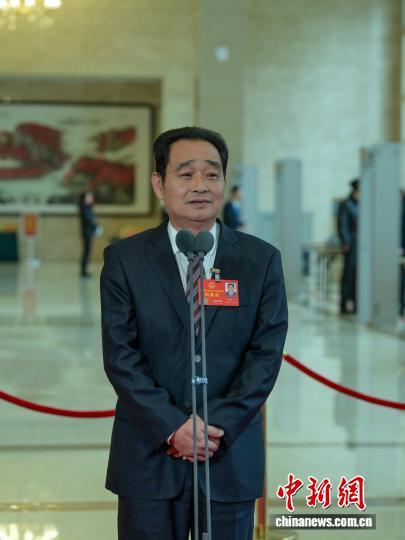 2月7日下午，四川省人大代表、南部永生化工有限责任公司董事长刘友生在四川省两会“代表通道”上接受采访。记者 刘忠俊 摄