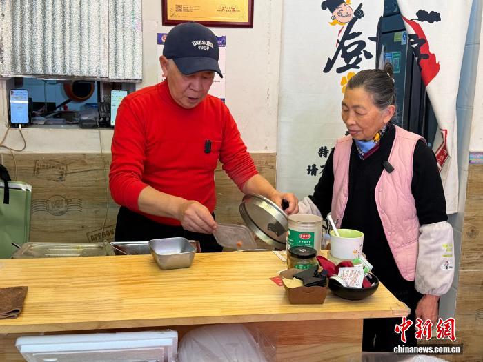 　　3月11日，台胞刘韦麟(左)与妻子吴微微在他们位于成都市郫都区的“宝岛饭馆”内忙碌。中新社记者 岳依桐 摄