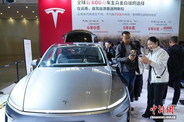 图为市民与车企工作人员交流。中新社记者 刘冉阳 摄