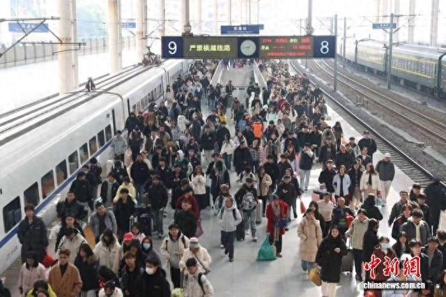 图为江西南昌站，旅客从站台上走过。(资料图)刘力鑫 摄