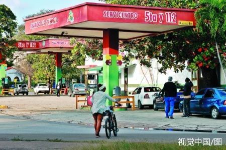 古巴哈瓦那，车辆在加油站排队。