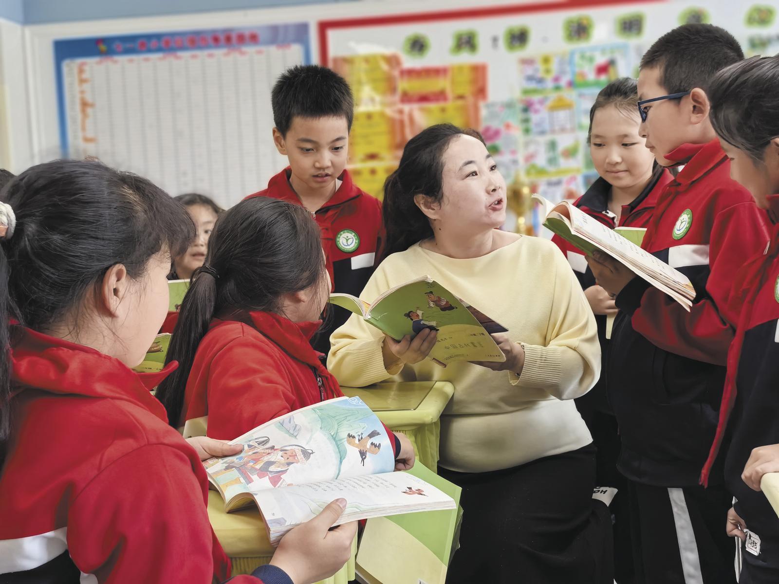 西宁市七一路小学三年级三班师生交流读课外读物后的心得。本报记者 李兴发 摄
