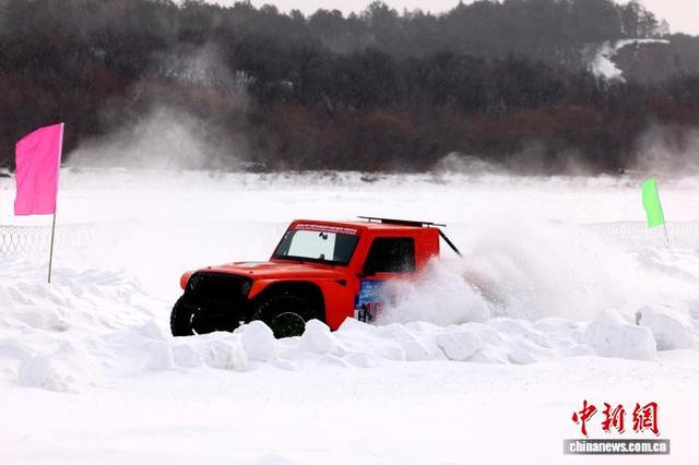 参赛车辆在中俄界江黑龙江冰面上疾驰。 邵天李 摄