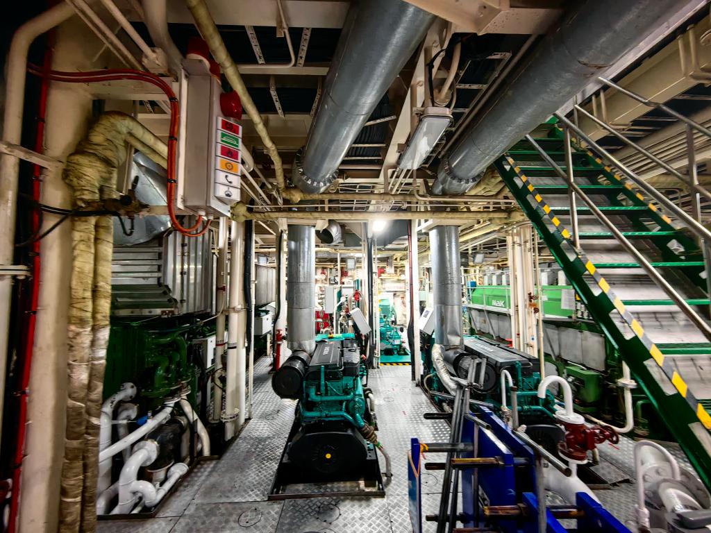 　　船上机器林立但秩序井然，每台设备都干干净净。新华社记者陈国峰 摄