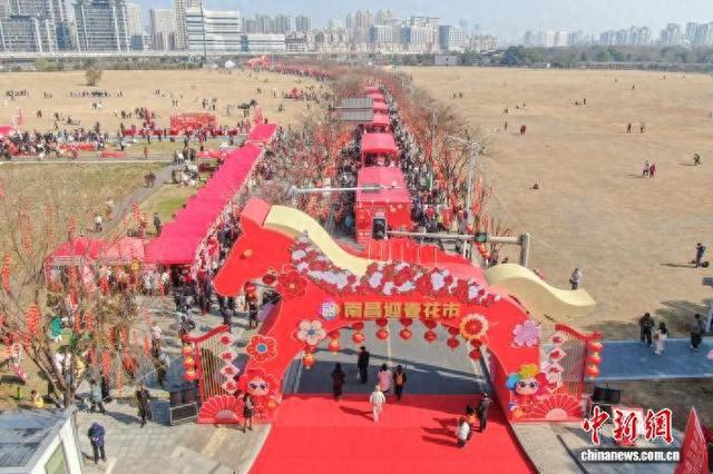 图为2月8日，航拍2026南昌迎春花市现场。刘力鑫 摄