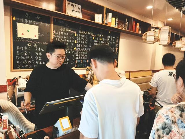 图说：陈超用热情迎接顾客。