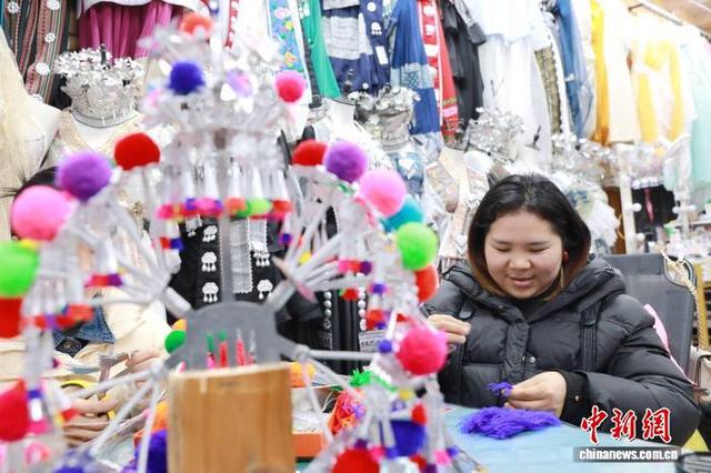 图为侗族妇女在制作头饰。龚普康 摄