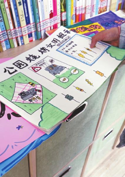 小学生手绘的调研手稿和倡议信。四川日报全媒体记者李媛莉摄