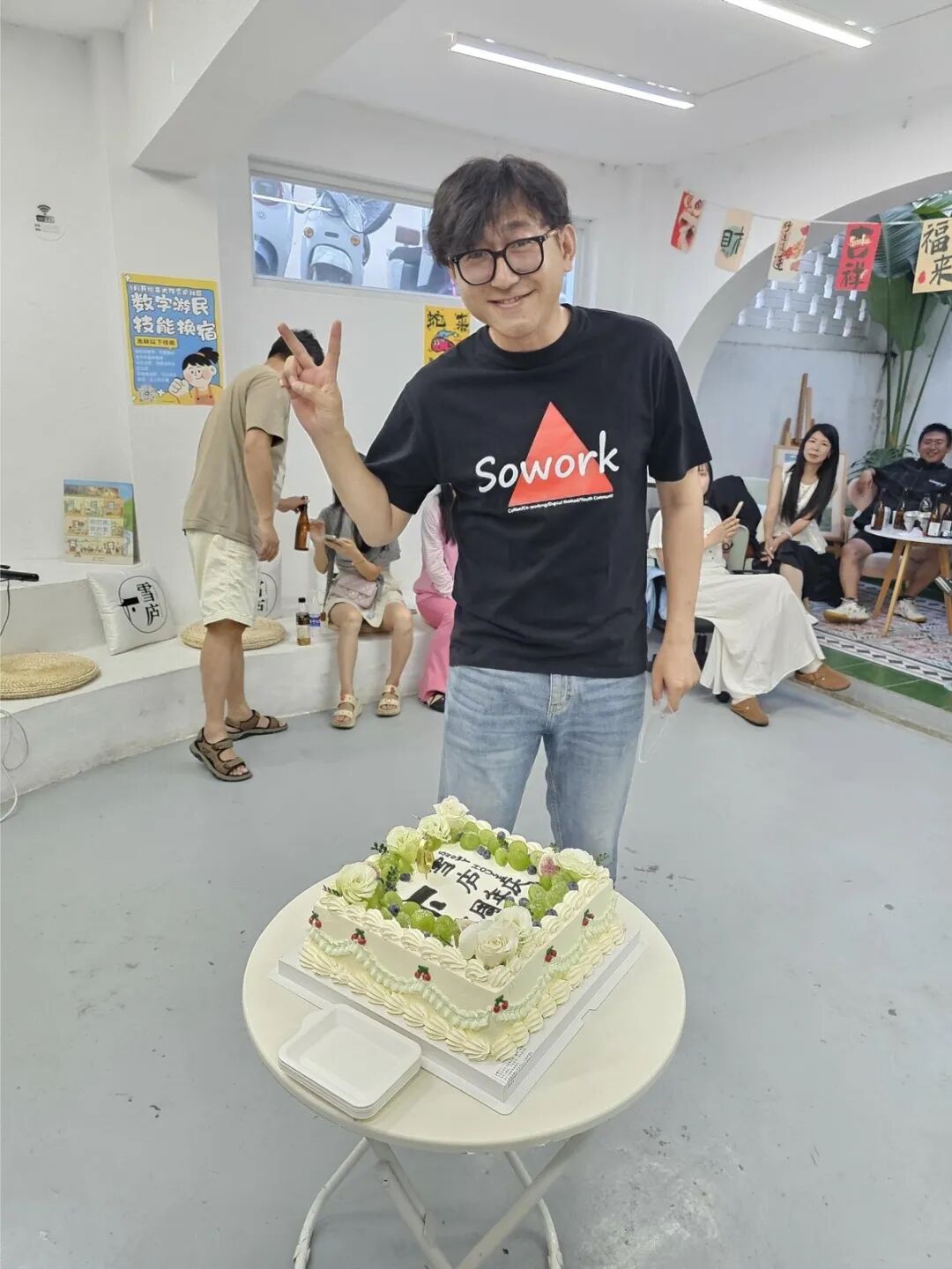 2025年8月，张羽在位于云南大理的雪庐艺术公寓6号院参加庆祝活动。（供图）