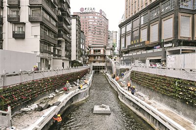 1月29日，施工人员在贯城河博爱路段城市更新微改造项目现场完善河道绿化。 通讯员 赵松 摄