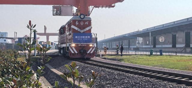 图为班列从金华南站开出。（中国铁路上海局集团有限公司供图）
