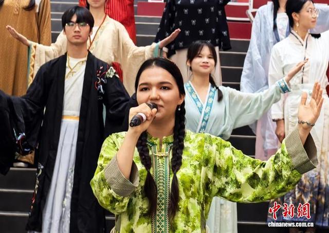 图为中外学子在朗诵诗词。贾琦艳 摄