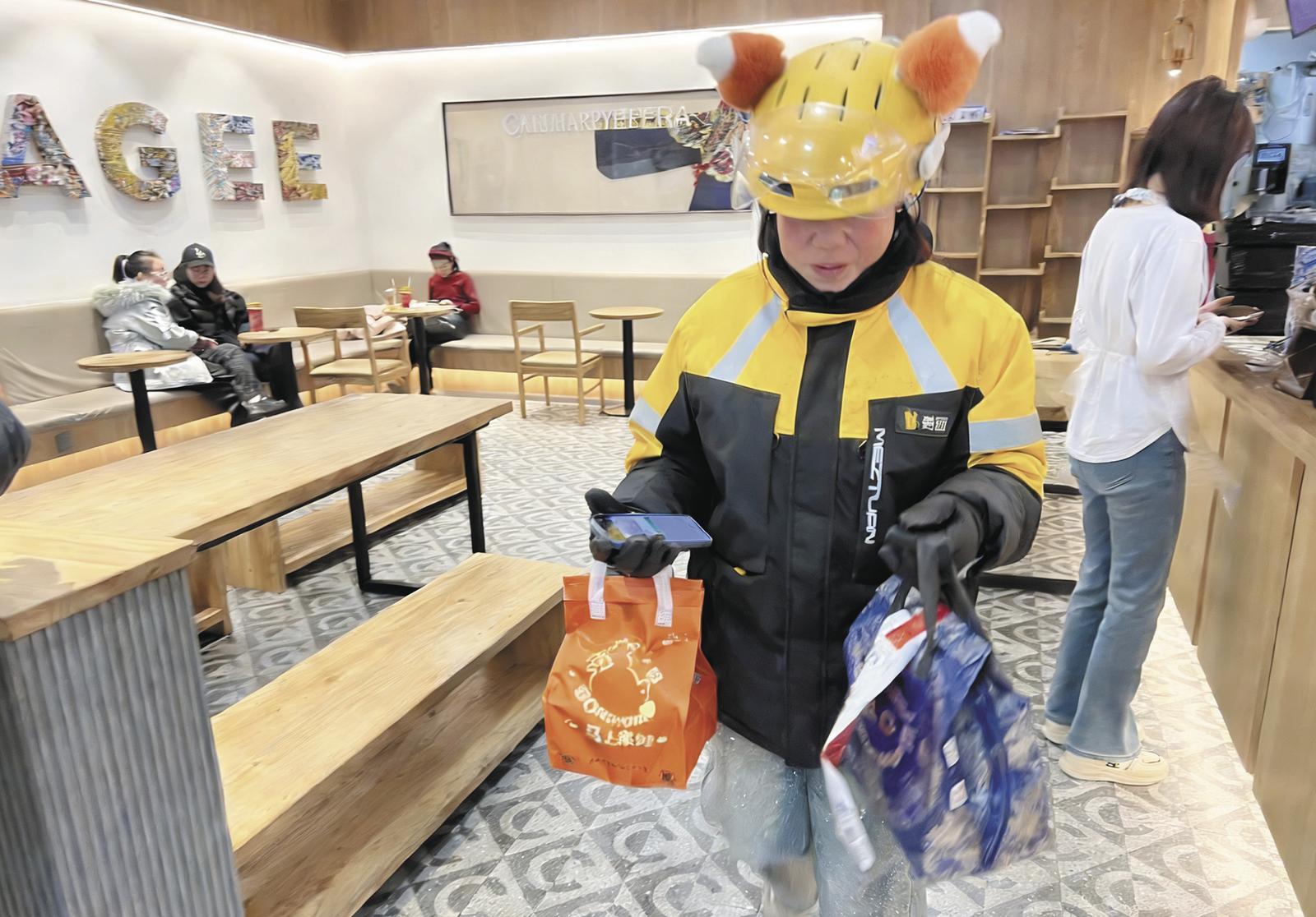 骑手岳甜甜正在取餐准备派送。本报记者 乔欣 摄