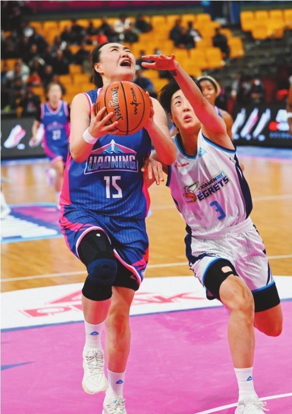 12月2日，辽宁女篮队长吴爽（左）在比赛中上篮。 本报记者 孙海涛 摄