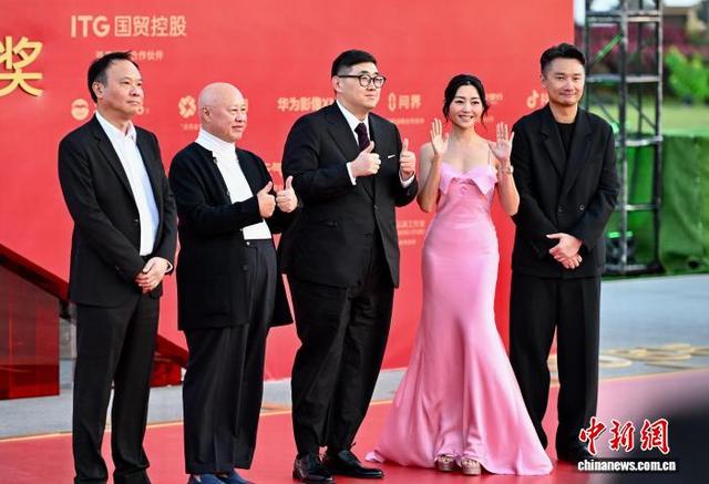 11月15日，第38届中国电影金鸡奖红毯仪式在福建厦门举行。图为电影《破·地狱》剧组亮相红毯仪式。中新社记者 王东明 摄