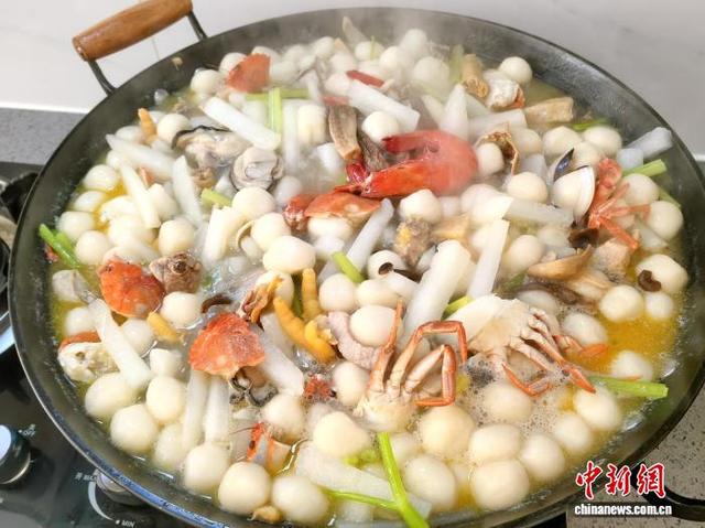 12月20日，现居佛山的台山人烹煮海鲜咸汤圆。伍嘉明 摄