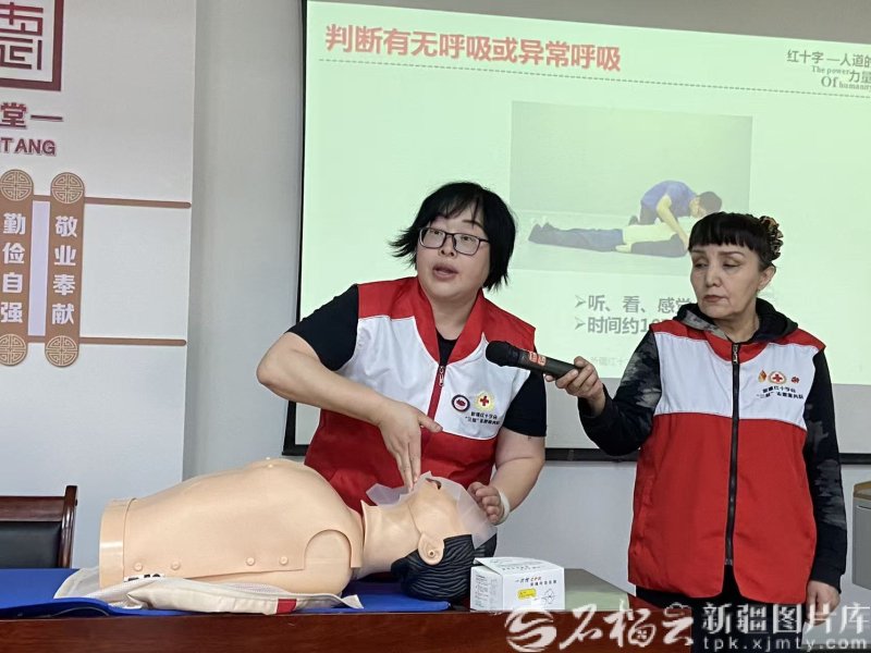 2025年12月3日,杜桂君(左)走进社区,开展应急救护知识和技能普及活动。冶磊摄