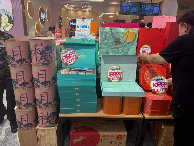 图为沈阳市浑南区一家超市的月饼促销区域。新华社记者 洪可润 摄