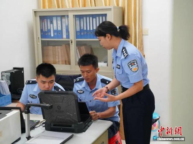 林忆萍在2023年的“7.20”特大网络赌博专案中指导队友进行数据提取工作。海南省公安厅供图