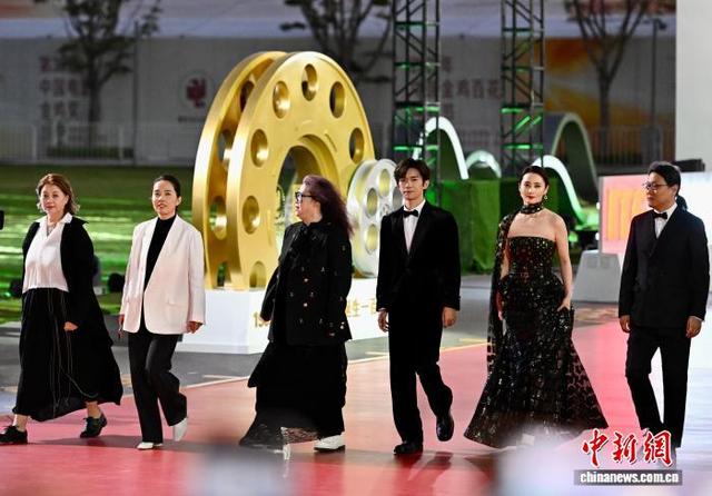 11月15日，第38届中国电影金鸡奖红毯仪式在福建厦门举行。图为电影《小小的我》剧组亮相红毯仪式。中新社记者 王东明 摄