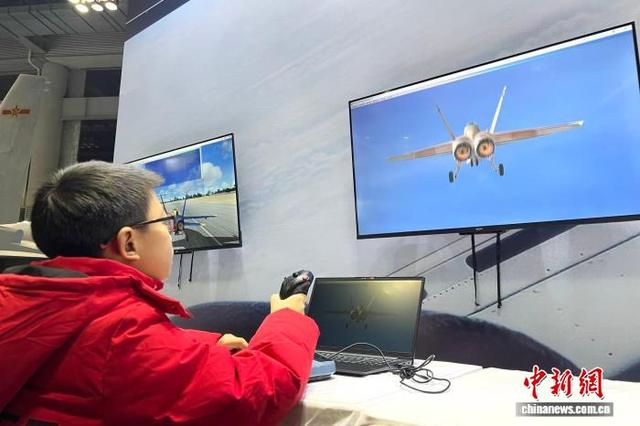 图为小朋友体验模拟飞行。中新网记者 肖江川 摄