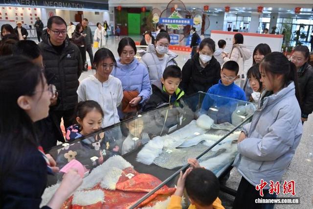 11月22日，吉林长春，观众在吉林省图书馆参观“吉戏芳华——吉林省艺术档案展”。中新社记者 张瑶 摄