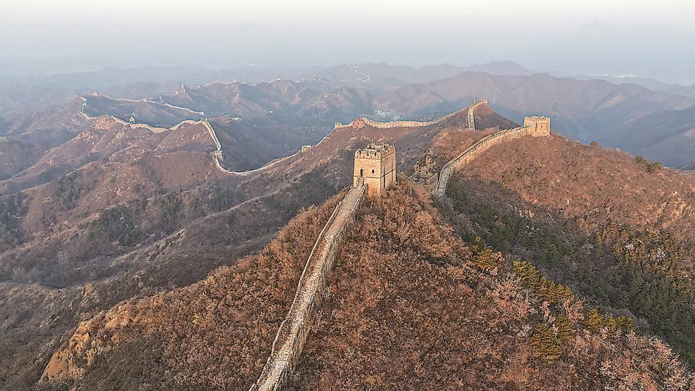初冬时节，祖国各地色彩斑斓，美景如画。图为15日拍摄的晨光映照下的河北省承德市滦平县金山岭长城（无人机照片）。 新华社