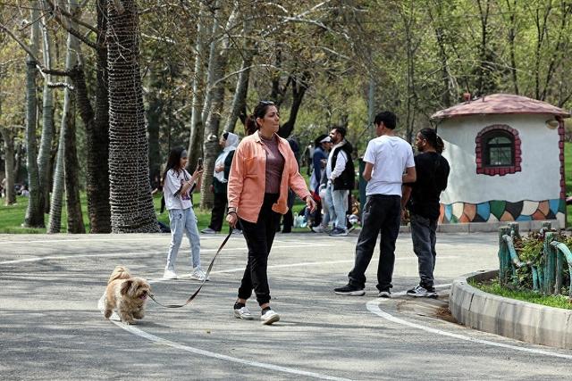 当地时间2026年4月2日，伊朗德黑兰，一名女子在梅拉特公园遛狗。视觉中国 图