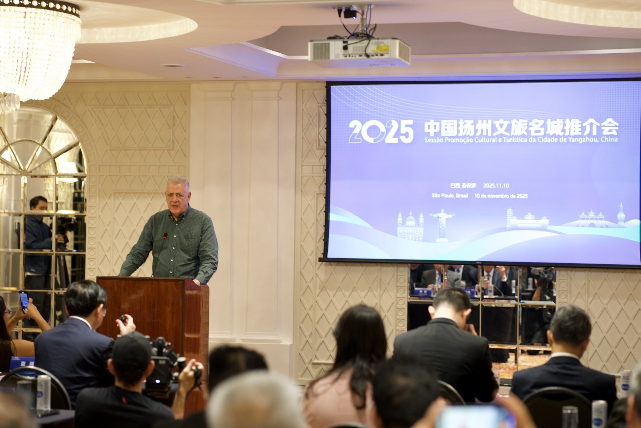 圣保罗州议会秘书长马里奥·毛里西在推荐会现场致辞。扬州代表团供图