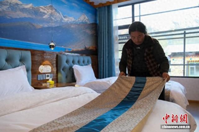 2025年11月9日，西藏林芝巴松措景区结巴村村民索朗拉姆整理客房，据悉，她的客栈拥有15间客房。江飞波 摄