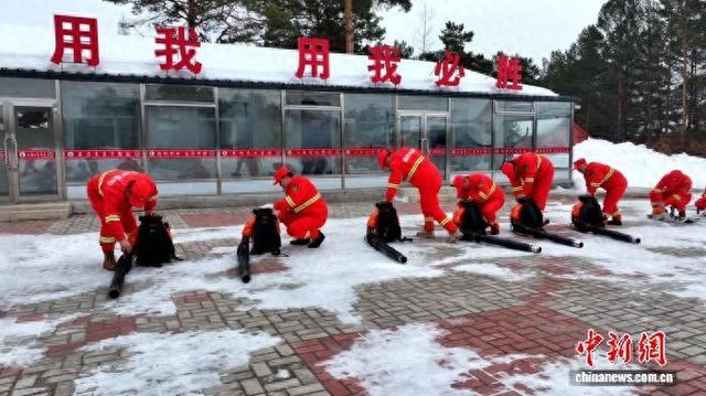 消防人员检修灭火机具等设备。 张宏宇 摄